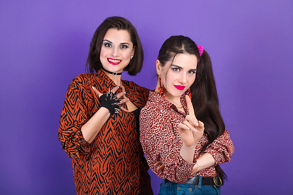 포토 JPG 해외이미지 모델 헤어스타일 디자인 여자 얼굴 실내 사람 두명 파란색 컬러풀 선글라스 뷰티 파티 유행 보라색 재킷 수확 제비꽃 복고 디스코 네온 80대 기간 스타일 힙스터 해외202310 해외포토 패션 노년 꽃 안경 음악 컬러 농업 이벤트 내부 신체부위 외투 춤 파일형식