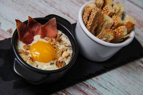 포토 JPG 해외이미지 전통 접시 음식 빵 백그라운드 포크 다이어트 채소 탁자 아침 치즈 건강 요리 사람없음 목재 파란색 노란색 주방 계란 식사 저녁식사 튀김 흰색 신선 뜨거움 맛 아침식사 굽기 먹기 서식 후추 노른자 점심식사 단백질 루꼴라 캐서롤 그리너리 맛있는 해외202310 해외포토 주간 나무 식기 컬러 가구 컨셉 재료 모션 유제품 알 용기_그릇 구이 향신료 영양소 파일형식 트랜드컬러