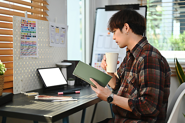 포토 JPG 해외이미지 디자인 응시 남자 커피 의자 비즈니스 설계 한명 앉기 상반신 성인 노트북 계획 디자이너 책상 UI 성인남자한명만 해외202310 해외포토 직업 1 시선 음료 가구 컨셉 모션 사람 전자제품 남자한명만 성인남자만 파일형식