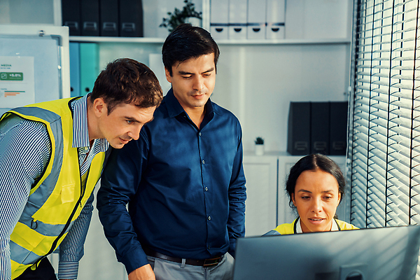 포토 JPG 해외이미지 여자 남자 창문 회의 협력 책장 상반신 성인 옆모습 세명 사무실 모니터 블라인드 직장인 엔지니어 책상 화이트보드 안전조끼 성인만 해외202310 해외포토 직업 뷰포인트 가구 비즈니스 사람 컴퓨터 커튼 기술자 파일형식