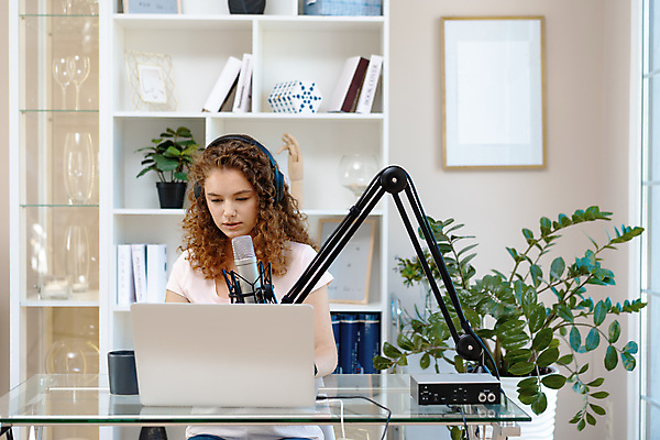 포토 JPG 해외이미지 백인 여자 의자 한명 앉기 상반신 성인 앞모습 노트북 헤드폰 마이크 성인여자한명만 인터넷방송 크리에이터 스트리밍 스트리밍라이프 해외202310 해외포토 서양인 직업 1 라이프스타일 뷰포인트 음향기기 가구 모션 사람 전자제품 방송 여자한명만 성인여자만 파일형식 1인미디어