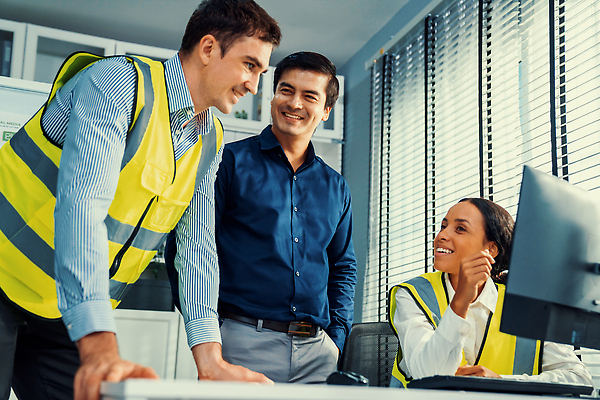 포토 JPG 해외이미지 여자 남자 창문 회의 협력 책장 상반신 성인 옆모습 세명 사무실 모니터 블라인드 직장인 엔지니어 책상 안전조끼 성인만 해외202310 해외포토 직업 뷰포인트 가구 비즈니스 사람 컴퓨터 커튼 기술자 파일형식