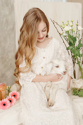 포토 JPG 해외이미지 드레스 여자 꽃 기독교 어린이 안기 염소 부활절 한명 앉기 상반신 앞모습 흰색 우아함 소녀한명만 해외202310 해외포토 식물 1 옷 기념일 종교 뷰포인트 컬러 컨셉 포유류 모션 사람 여자한명만 소녀만 파일형식