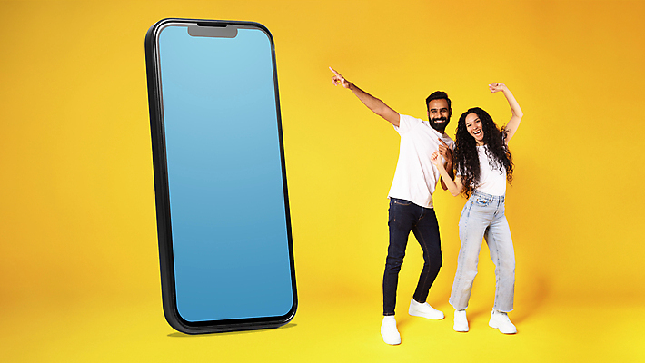 포토 JPG 해외이미지 전신 여자 남자 백그라운드 서기 성인 두명 스마트폰 노란색 스크린 가리킴 춤 목업 성인만 카피스페이스 해외포토 컬러 모션 문화예술 사람 손짓 핸드폰 스마트기기 공백 파일형식