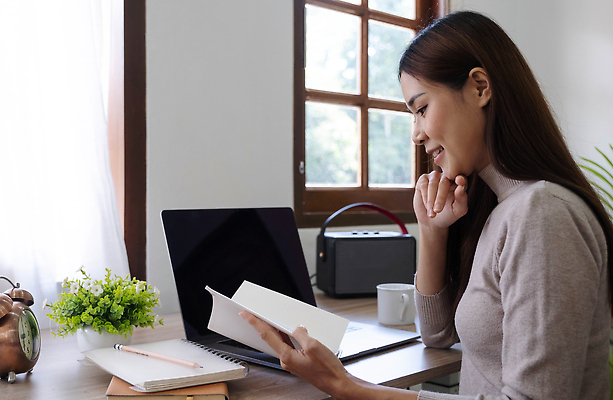 포토 JPG 해외이미지 백인 라이프스타일 여자 감정 생각 겨울 아침 휴식 아파트 주택 갈색머리 실내 따뜻함 한명 사람 앉기 내부 책 노트북 빛 컴퓨터 청춘 소파 햇빛 뷰티 얼음 검은색 흰색 잡지 담요 집중 읽기 바쁨 배려 카피스페이스 해외202310 해외포토 주간 자연요소 서양인 1 헤어스타일 계절 컬러 컨셉 의자 모션 건물 생활 간행물 전자제품 태양 공백 파일형식