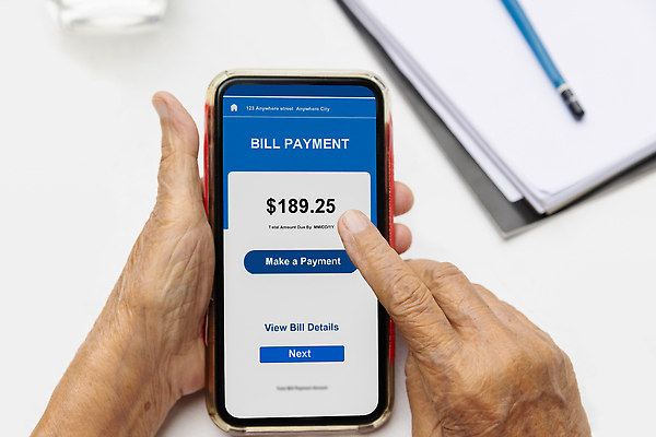 포토 JPG 해외이미지 노년 할머니 돈 통신 손가락 성공 모바일 주택 실내 한명 금융 스마트폰 디지털 터치 잡기 주름 은퇴 문제 온라인 계산서 빚 계좌 연금 혼자 해외202310 해외포토 1 손 여자 컨셉 모션 사람 성인 내부 건물 경제 핸드폰 스마트기기 재산 파일형식