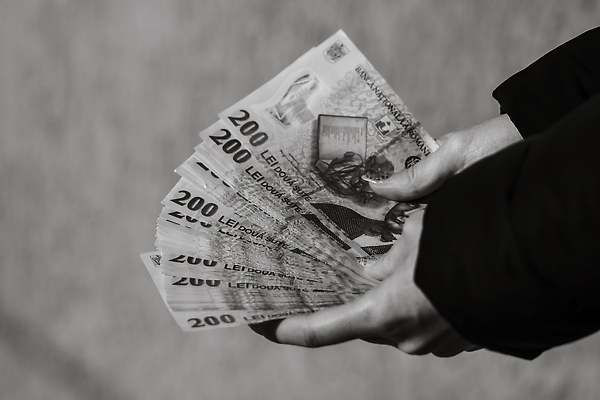 포토 JPG 해외이미지 컨셉 지폐 돈 비즈니스 사람없음 금융 경제 쇼핑 저축 비즈니스맨 계산 재산 결제 환율 계산서 월급 부정부패 유럽연합 해외202310 해외포토 남자 직장인 파일형식