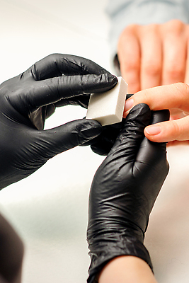 포토 JPG 해외이미지 손 여자 성인 두명 신체부위 잡기 손톱관리 위생장갑 네일샵 손톱버퍼 성인여자만 해외202310 해외포토 장갑 모션 사람 상점 미용용품 네일아트 여자만 성인만 파일형식