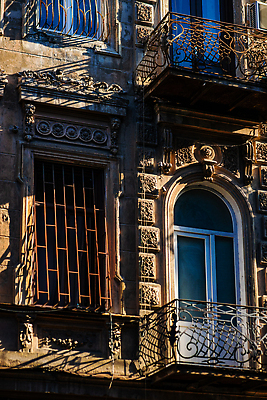 포토 JPG 해외이미지 외관 조각 여행 건축양식 창문 거리 사람없음 건물 장식 발코니 도시 아치 타운 구시가지 조지아 해외202310 해외포토 건축물 건축 동유럽 파일형식