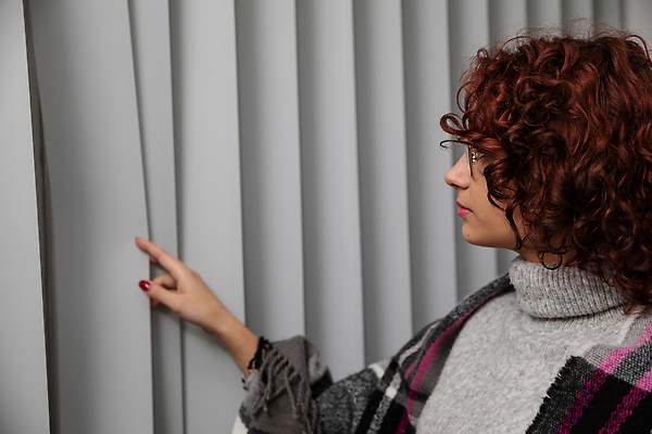 포토 JPG 해외이미지 백인 유럽 안경 실내 표정 한명 성인 블라인드 호기심 평행 해외202310 해외포토 서양인 1 잡화 감정 나라 컨셉 사람 내부 커튼 파일형식