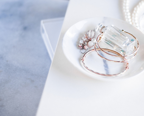 포토 JPG 해외이미지 무료이미지 접시 장신구 유리병 사람없음 장식 진주목걸이 해외202310 해외포토 식기 목걸이 병_용기 진주_보석 파일형식 무료콘텐츠