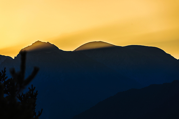 포토 JPG 해외이미지 여행 백그라운드 하늘 아침 산 풍경 사람없음 여름 빛 햇빛 태양 노란색 일출 새벽 안개 광선 정상 언덕 산봉우리 수평선 산맥 해외202310 해외포토 주간 자연요소 계절 컬러 날씨 노을 봉우리 파일형식