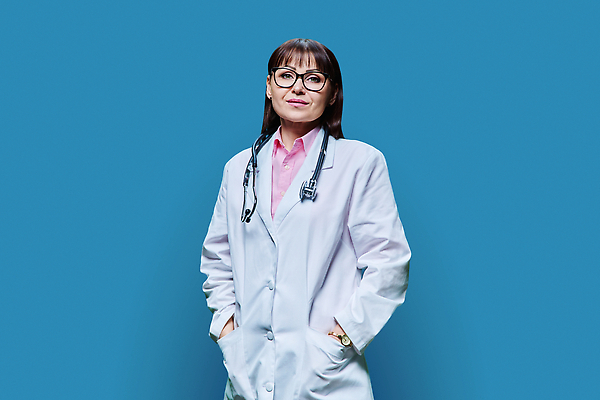 포토 JPG 해외이미지 백인 직업 응시 여자 안경 40대 중년 과학 백그라운드 유니폼 청진기 노동자 실내 건강 병원 실험 한명 사람 성인 치료 뷰티 약 간호사 의사 코트 흰색 업무 자신감 과학자 직원 고립 고용 돌봄 치료사 헬프 해외202310 해외포토 서양인 1 시선 잡화 옷 감정 컬러 의학 의료기기 모션 내부 외투 의료진 구직 작업 도움 채용 학자 파일형식