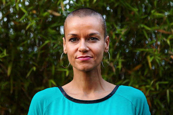 포토 JPG 해외이미지 백인 라이프스타일 응시 여자 행복 얼굴 분홍색 백그라운드 셔츠 잎 한명 사람 성인 야외 앞모습 초록색 뷰티 머리 기쁨 흰색 이발 개성 그리너리 해외202310 해외포토 서양인 식물 1 시선 감정 뷰포인트 컬러 상의 생활 신체부위 파일형식 트랜드컬러