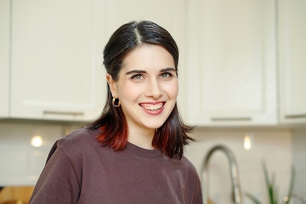 포토 JPG 해외이미지 백인 여자 행복 가정 엄마 아침 주택 갈색머리 실내 한명 미소 주방 주부 카피스페이스 혼혈 해외202310 해외포토 주간 서양인 1 헤어스타일 감정 가족 표정 사람 내부 건물 공백 다문화 파일형식