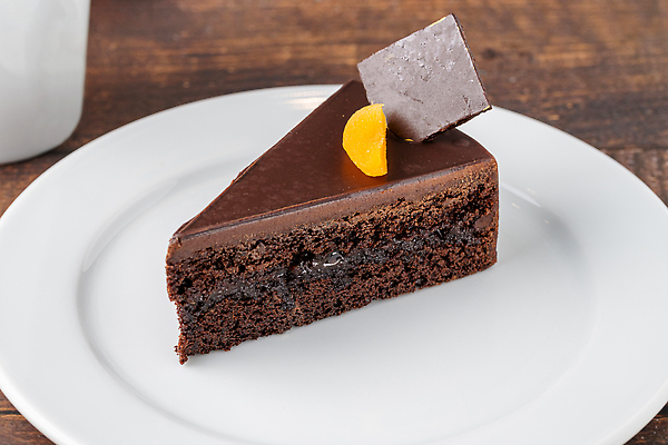 포토 JPG 해외이미지 접시 음식 조각 오렌지 부분 디저트 사람없음 장식 갈색 케이크 초콜릿 어둠 빵집 흰색 축하 대접 신선 생일 달콤 맛 설탕 굽기 크림 레시피 층 코코아 브라우니 페스츄리 해로움 핸드메이드 막 맛있는 스펀지케이크 해외202310 해외포토 식기 기념일 음료 빵 컬러 컨셉 과일 상점 구이 파일형식