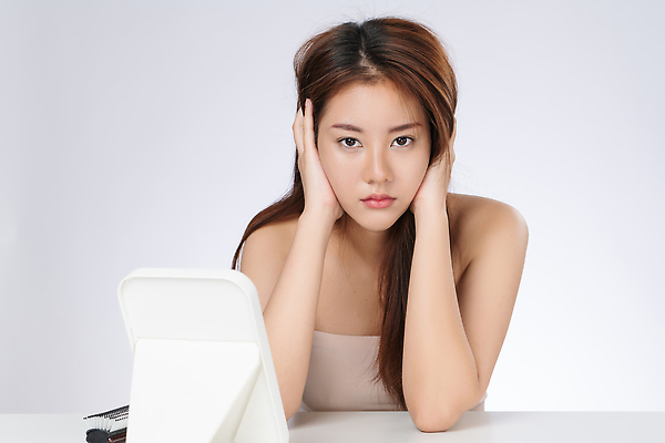 포토 JPG 해외이미지 여자 얼굴 관리 한명 동양인 상반신 성인 앞모습 뷰티 거울 불안 피부 고민 피부관리 여드름 곤란 심각 자기관리 성인여자한명만 해외포토 1 감정 뷰포인트 컨셉 사람 인종 신체부위 여자한명만 성인여자만 파일형식