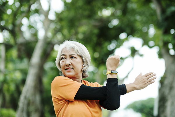 포토 JPG 해외이미지 라이프스타일 웰빙 공원 스포츠 근육 휴식 건강 한명 야외 조깅 운동 스트레칭 힘 끝 유연 연습 어깨 체육관 에어로빅 팔 해외202310 해외포토 1 공공시설 컨셉 사람 생활 신체부위 춤 파일형식