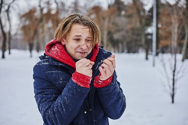 포토 JPG 해외이미지 백인 라이프스타일 커플 여자 남자 행복 겨울 가족 관계 자연 휴가 함께함 사랑 사람 성인 야외 두명 뷰티 기쁨 추위 흰색 숲 해외202310 해외포토 서양인 계절 감정 컬러 컨셉 생활 생태계 파일형식