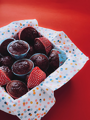 포토 JPG 해외이미지 디저트 사람없음 달콤 컵케이크 포장지 머핀 초콜릿머핀 해외202310 해외포토 음식 빵 포장 케이크 맛 파일형식