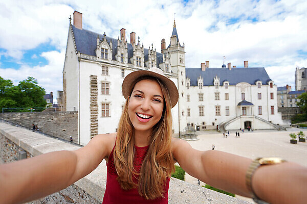 포토 JPG 해외이미지 응시 행복 유럽 문화 여유 여행 건축양식 한명 사람 건물 옆모습 뷰티 유행 여행객 걷기 궁전 프랑스 도시 자신감 중세 역사 셀프카메라 만족 방문 천연기념물 프랑스어 랜드마크 옛날 카피스페이스 해외202310 해외포토 문자 1 건축물 시선 건축 감정 나라 뷰포인트 고건축 모션 사진촬영 공백 파일형식