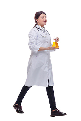 포토 JPG 해외이미지 전신 여자 청진기 한명 들기 성인 옆모습 걷기 의사 흰색 플라스크 물약 성인여자한명만 해외202310 해외포토 1 뷰포인트 컬러 의료기기 모션 실험기구 사람 약 의료진 여자한명만 성인여자만 파일형식