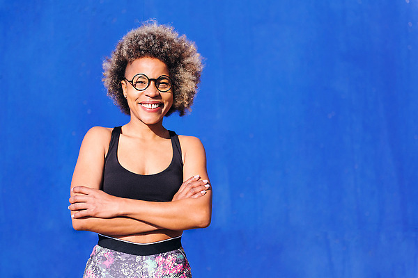 포토 JPG 해외이미지 1 라이프스타일 응시 여자 행복 스포츠 백그라운드 운동화 신체 운동선수 건강 한명 미소 사람 성인 야외 가로 파란색 달리기 운동 팔짱 맑음 힘 표현 자신감 결심 연습 긍정 달리기선수 진짜 카피스페이스 해외202310 해외포토 시선 감정 컬러 신발 컨셉 모션 날씨 표정 생활 공백 육상선수 파일형식