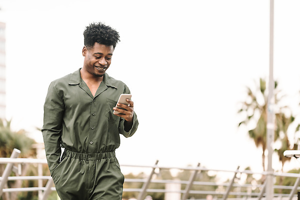 포토 JPG 해외이미지 학생 라이프스타일 남자 행복 사업가 텍스트 통신 모바일 한명 미소 사람 성인 야외 스마트폰 핸드폰 독서 유행 걷기 검은색 타이핑 도시 자신감 메시지 시원함 전화기 스마트 부름 전송 스타일 해외202310 해외포토 직업 1 감정 컬러 컨셉 모션 표정 생활 전자제품 스마트기기 파일형식