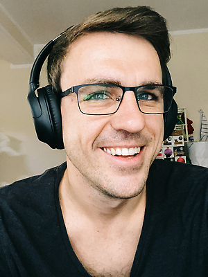 포토 JPG 해외이미지 백인 1 라이프스타일 남자 안경 얼굴 음악 이어폰 티셔츠 갈색머리 실내 한명 내부 검은색 헤드폰 듣기 업무 닫기 무선전화기 긍정 해외202310 해외포토 서양인 헤어스타일 잡화 컬러 음향기기 컨셉 셔츠 모션 문화예술 사람 생활 신체부위 작업 전화기 파일형식