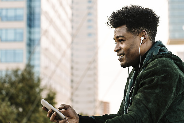포토 JPG 해외이미지 남자 행복 음악 이어폰 흑인 인터넷 통신 모바일 세포 한명 서기 미소 인종 성인 스마트폰 핸드폰 검은색 헤드폰 외침 듣기 도시 시원함 오디오 부름 동영상 시민 스타일 셀룰러 해외202310 해외포토 서양인 1 감정 컬러 음향기기 모션 문화예술 표정 사람 전자제품 스마트기기 소리 국민 파일형식