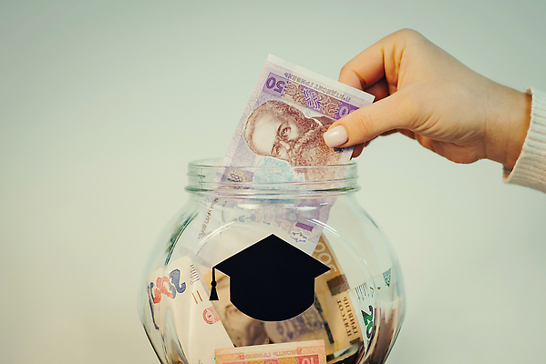 포토 JPG 해외이미지 모자 학생 손 교육 컨셉 돈 비즈니스 졸업 학교 유리 미래 사람없음 금융 스터디 동전 저축 재산 대학교 투자 월급 수입 우크라이나 자금 장학금 해외202310 해외포토 잡화 유럽 재질 신체부위 경제 학습 파일형식 지원금