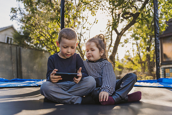 포토 JPG 해외이미지 손 행복 어린이 시계 인터넷 통신 놀이 모바일 말하기 미소 경비 사람 야외 두명 스마트폰 핸드폰 알약 스크린 게임 네트워크 어플리케이션 작음 스마트 보안 공포 부름 팔 중독 소통 sos 해외202310 해외포토 감정 컨셉 모션 표정 안전 신체부위 전자제품 스마트기기 약 보호 크기 구조요청 파일형식