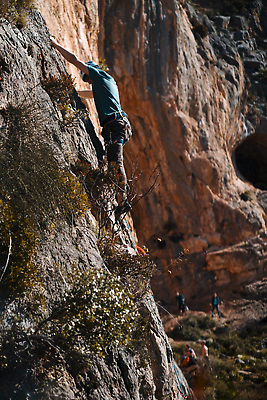 포토 JPG 해외이미지 라이프스타일 밧줄 벽 스포츠 여행 배낭 성공 산 한명 사람 풍경 야외 세로 뷰티 힘 하이킹 도전 바위 동굴 헬멧 위험 지중해 모험가 그리스 오르기 보험 혼자 자극 해외202310 해외포토 1 유럽 줄 바다 컨셉 가방 모션 레저 생활 돌_바위 보호장비 파일형식