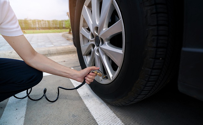 포토 JPG 해외이미지 손 도로 여행 자동차 안전 사람 동양인 사람없음 힘 잡기 바퀴 운전사 플랫 수리 역 휘발유 불기 측정 서비스 타이어 연료 가스 정비공 고무 점검 펌프 유지 게이지 돌봄 무료 압력 자동 차고 놓기 비어있는 해외202310 해외포토 직업 길 육상교통 교통시설 모션 인종 신체부위 기술자 석유 파일형식