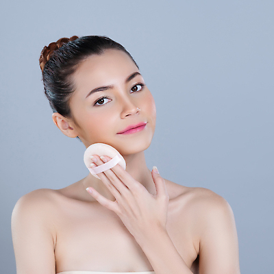 포토 JPG 해외이미지 응시 여자 한명 상반신 성인 뷰티 깨끗함 화장품 파우더팩트 성인여자한명만 해외202310 해외포토 1 시선 컨셉 사람 여자한명만 성인여자만 파일형식