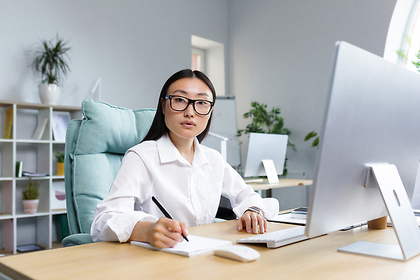 포토 JPG 해외이미지 여자 화분 안경 화초 의자 책장 한명 앉기 상반신 성인 옆모습 사무실 펜 모니터 공책 키보드 스마트 책상 성인여자한명만 해외202310 해외포토 식물 1 잡화 뷰포인트 가구 컨셉 비즈니스 모션 문구용품 사람 컴퓨터 필기구 여자한명만 성인여자만 파일형식