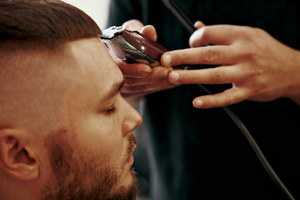 포토 JPG 해외이미지 헤어스타일 손 응시 남자 수염 앉기 상반신 성인 두명 옆모습 눈감음 장비 미용사 이발 이발소 바리깡 성인남자만 해외202310 해외포토 직업 시선 뷰포인트 모션 사람 신체부위 뷰티샵 남자만 성인만 파일형식