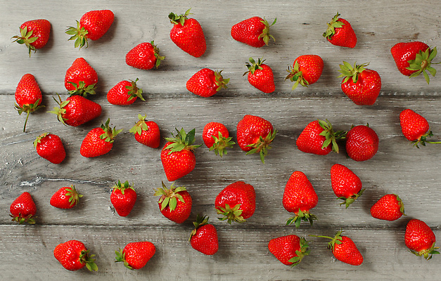 포토 JPG 해외이미지 과일 딸기 사람없음 무더기 나무배경 해외202310 해외포토 백그라운드 파일형식