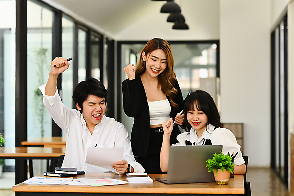 포토 JPG 해외이미지 여자 남자 화분 화초 비즈니스 창문 회의 전등 함께함 앉기 상반신 성인 옆모습 세명 노트북 파이팅 공책 주먹 비즈니스맨 비즈니스우먼 그룹 책상 직원 보고서 성인만 해외202310 해외포토 식물 뷰포인트 가구 컨셉 모션 문구용품 조명 사람 전자제품 직장인 파일형식