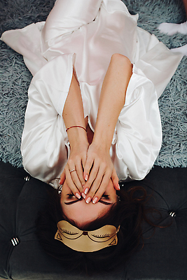 포토 JPG 해외이미지 백인 손 감정 결혼 결혼식 갈색머리 실내 한명 이벤트 슬픔 덮개 침대 가운 목욕가운 울음 집중 눈물 고민 걱정 머리위 숨김 항공촬영 거짓말 숨기 혼자 해외202310 해외포토 서양인 1 헤어스타일 옷 뷰포인트 가구 컨셉 모션 표정 사람 내부 신체부위 뚜껑 파일형식