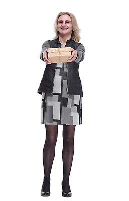 포토 JPG 해외이미지 전신 여자 한명 들기 성인 앞모습 선물상자 선글라스 흰색 주기 성인여자한명만 해외202310 해외포토 1 안경 뷰포인트 컬러 모션 선물 사람 상자 여자한명만 성인여자만 파일형식