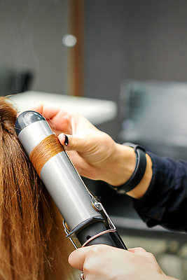 포토 JPG 해외이미지 백인 모델 직업 라이프스타일 헤어스타일 손 응시 드레스 여자 비즈니스 실내 사람 사람없음 금발 뷰티 머리 유행 상점 장비 잡기 우아함 미용사 이발 철 고객 준비 만들기 머리장식 돌봄 스타일링 직진 컬링 스타일 해외202310 해외포토 서양인 시선 옷 컨셉 모션 겨울스포츠 내부 생활 신체부위 장식 파일형식