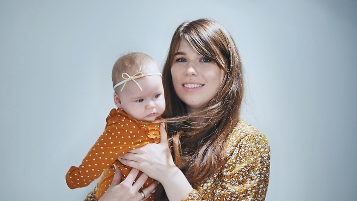 포토 JPG 해외이미지 백인 여자 딸 행복 아들 어린이 가족 포옹 놀이 엄마 주택 함께함 실내 대화 사랑 미소 사람 소년 성인 내부 두명 부모 뷰티 침묵 방 우유 성장 침대 아기 신생아 잡기 돌봄 카피스페이스 해외202310 해외포토 서양인 남자 감정 가구 컨셉 관계 안기 모션 유제품 표정 말하기 건물 소리 공백 파일형식