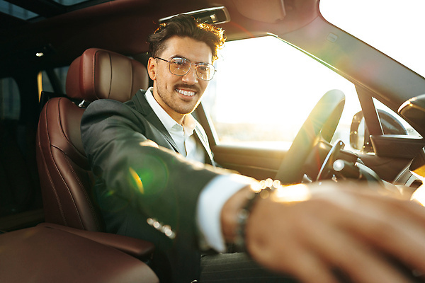 포토 JPG 해외이미지 직업 남자 행복 여행 의자 회사 비즈니스 사업가 창문 교통시설 자동차 성공 새로움 한명 미소 안전 사람 앉기 정장 성인 운전 업무 비즈니스맨 자신감 운전사 고급 우아함 서비스 속도 출장 자동 스타일 해외202310 해외포토 1 옷 감정 육상교통 가구 교통 컨셉 모션 표정 작업 직장인 시설 파일형식