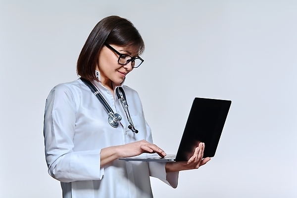 포토 JPG 해외이미지 직업 1 여자 행복 백그라운드 유니폼 인터넷 청진기 회의 실내 건강 한명 서기 사람 치료 노트북 컴퓨터 약 환자 의사 코트 흰색 잡기 업무 자신감 중앙 무선전화기 처방 온라인 동영상 고립 돌봄 헬프 화상통화 해외202310 해외포토 옷 감정 컬러 비즈니스 의학 의료기기 모션 내부 전자제품 외투 의료진 작업 도움 전화기 통화 파일형식