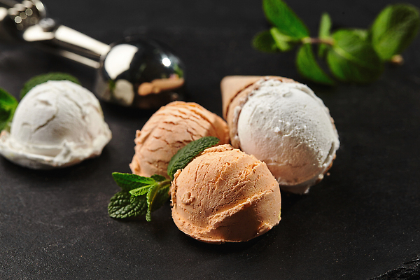 포토 JPG 해외이미지 검은배경 아이스크림 사람없음 달콤 허브 아이스크림콘 와플 스쿱 해외202310 해외포토 식물 백그라운드 디저트 검은색 맛 콘 파일형식