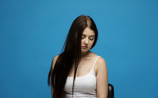 포토 JPG 해외이미지 모델 학생 라이프스타일 헤어스타일 응시 여자 감정 무기 얼굴 분홍색 포즈 백그라운드 스트레스 갈색머리 관리 한명 사람 청춘 뷰티 머리 유행 슬픔 분노 짜증 표현 좌절 문제 불만 나쁜 고립 부정적 싫은 트러블 스타일 해외202310 해외포토 1 시선 컬러 컨셉 생활 신체부위 파일형식