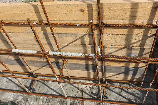 포토 JPG 해외이미지 주택 프레임 사람없음 세로 울타리 금속 건설현장 판넬 붓기 계획 연결 준비 테이프 깊이 땅바닥 설치 콘크리트 해외202310 해외포토 컨셉 모션 재질 문구용품 바닥 건설업 건물 담장 파일형식