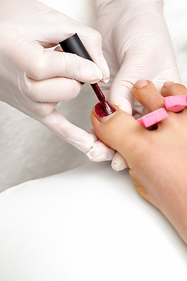 포토 JPG 해외이미지 직업 라이프스타일 손 여자 장갑 신체 맨발 사람없음 치료 빨간색 뷰티 유행 상점 스파 어둠 페인트 화장품 흰색 붓 못 화려 손톱 미용사 피부 서비스 광택 발가락 주인 돌봄 양발 페디큐어 스타일 해외202310 해외포토 잡화 컬러 컨셉 의학 모션 발 사람 생활 신체부위 공구 파일형식