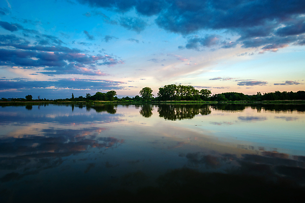 포토 JPG 해외이미지 나무 구름 호수 여행 백그라운드 자연 벽지 하늘 날씨 추상 휴식 풍경 사람없음 야외 물 여름 파란색 빛 컬러풀 햇빛 뷰티 반사 평화 어둠 침묵 고요 황혼 일몰 새벽 거울 낭만 자유 전원 저녁 공상 천국 폴란드 수평선 해외202310 해외포토 자연요소 식물 계절 유럽 컬러 컨셉 무늬 태양 노을 소리 전기에너지 야간 생태계 파일형식